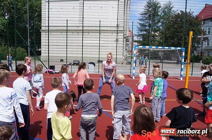 Zdjęcie w galerii na portalu naszraciborz.pl: W Szkole Podstawowej nr 4 tańczyli w rytm disco wiadomości z regionu