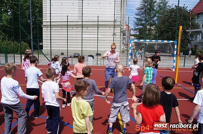 Zdjęcie w galerii na portalu naszraciborz.pl: W Szkole Podstawowej nr 4 tańczyli w rytm disco wiadomości z regionu