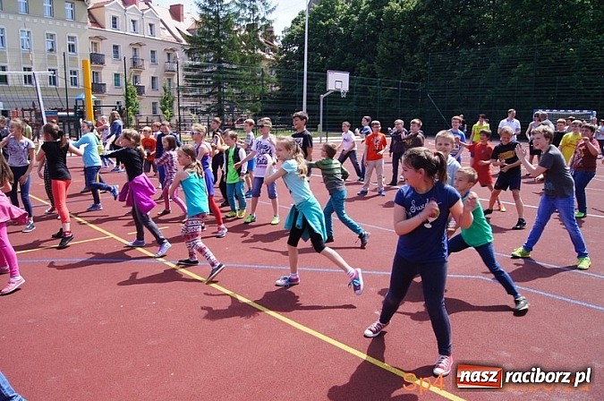 Zdjęcie w galerii na portalu naszraciborz.pl: W Szkole Podstawowej nr 4 tańczyli w rytm disco wiadomości z regionu