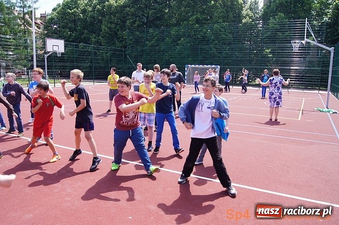 Zdjęcie w galerii na portalu naszraciborz.pl: W Szkole Podstawowej nr 4 tańczyli w rytm disco wiadomości z regionu
