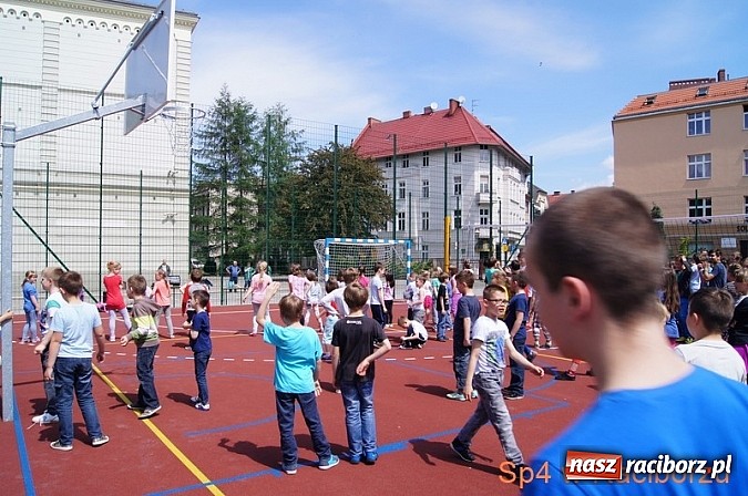 Zdjęcie w galerii na portalu naszraciborz.pl: W Szkole Podstawowej nr 4 tańczyli w rytm disco wiadomości z regionu
