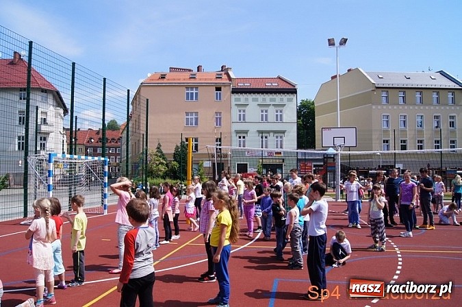 Zdjęcie w galerii na portalu naszraciborz.pl: W Szkole Podstawowej nr 4 tańczyli w rytm disco wiadomości z regionu