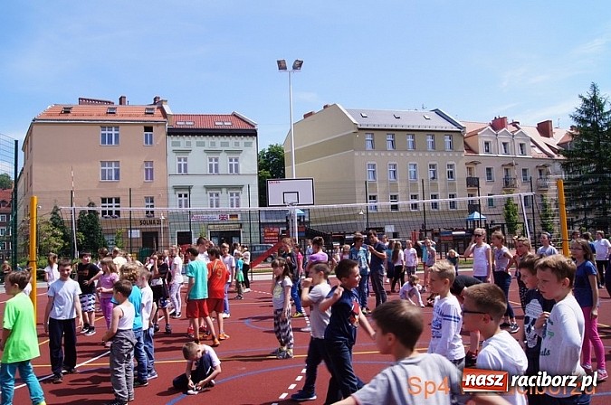 Zdjęcie w galerii na portalu naszraciborz.pl: W Szkole Podstawowej nr 4 tańczyli w rytm disco wiadomości z regionu