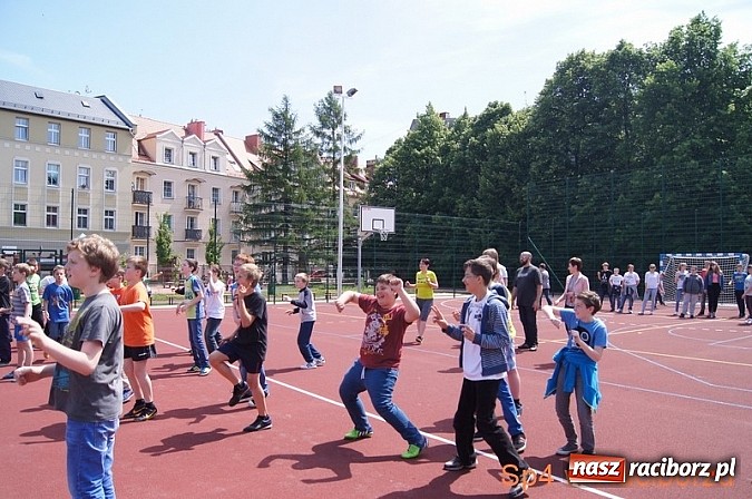 Zdjęcie w galerii na portalu naszraciborz.pl: W Szkole Podstawowej nr 4 tańczyli w rytm disco wiadomości z regionu
