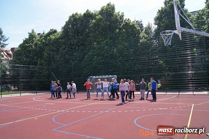 Zdjęcie w galerii na portalu naszraciborz.pl: W Szkole Podstawowej nr 4 tańczyli w rytm disco wiadomości z regionu