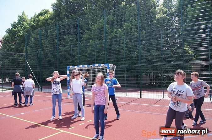 Zdjęcie w galerii na portalu naszraciborz.pl: W Szkole Podstawowej nr 4 tańczyli w rytm disco wiadomości z regionu