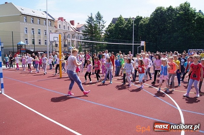 Zdjęcie w galerii na portalu naszraciborz.pl: W Szkole Podstawowej nr 4 tańczyli w rytm disco wiadomości z regionu