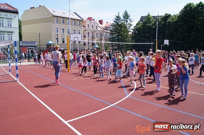 Zdjęcie w galerii na portalu naszraciborz.pl: W Szkole Podstawowej nr 4 tańczyli w rytm disco wiadomości z regionu