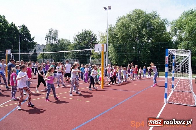 Zdjęcie w galerii na portalu naszraciborz.pl: W Szkole Podstawowej nr 4 tańczyli w rytm disco wiadomości z regionu