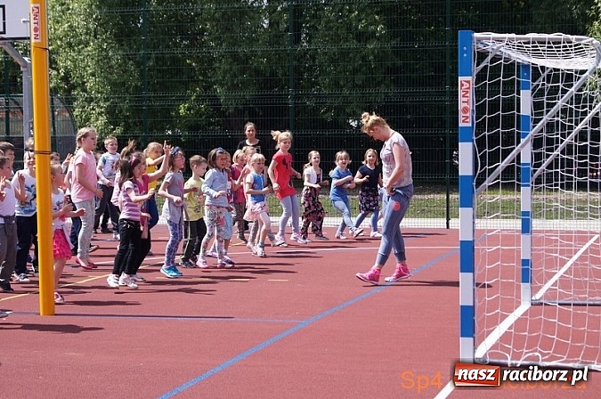 Zdjęcie w galerii na portalu naszraciborz.pl: W Szkole Podstawowej nr 4 tańczyli w rytm disco wiadomości z regionu