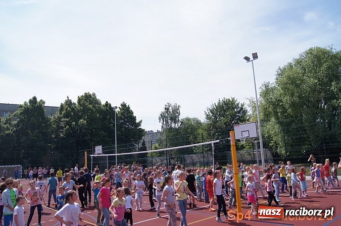 Zdjęcie w galerii na portalu naszraciborz.pl: W Szkole Podstawowej nr 4 tańczyli w rytm disco wiadomości z regionu