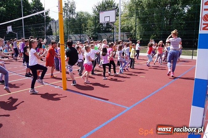 Zdjęcie w galerii na portalu naszraciborz.pl: W Szkole Podstawowej nr 4 tańczyli w rytm disco wiadomości z regionu