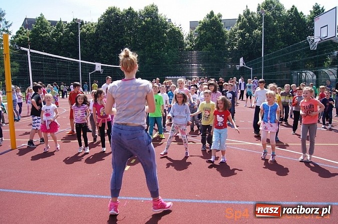 Zdjęcie w galerii na portalu naszraciborz.pl: W Szkole Podstawowej nr 4 tańczyli w rytm disco wiadomości z regionu