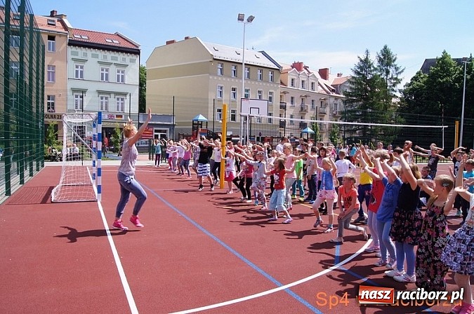 Zdjęcie w galerii na portalu naszraciborz.pl: W Szkole Podstawowej nr 4 tańczyli w rytm disco wiadomości z regionu