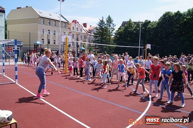 Zdjęcie w galerii na portalu naszraciborz.pl: W Szkole Podstawowej nr 4 tańczyli w rytm disco wiadomości z regionu