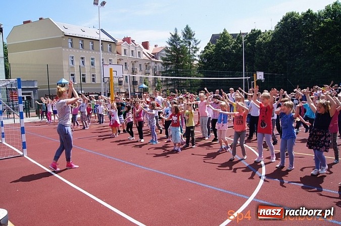 Zdjęcie w galerii na portalu naszraciborz.pl: W Szkole Podstawowej nr 4 tańczyli w rytm disco wiadomości z regionu