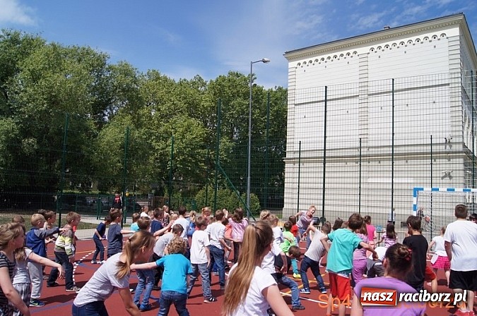 Zdjęcie w galerii na portalu naszraciborz.pl: W Szkole Podstawowej nr 4 tańczyli w rytm disco wiadomości z regionu