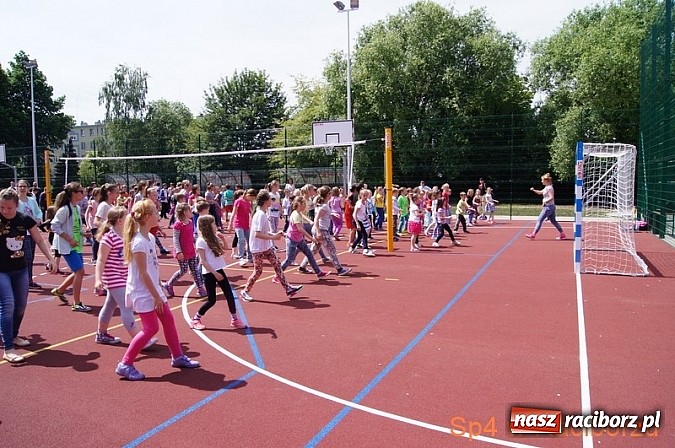 Zdjęcie w galerii na portalu naszraciborz.pl: W Szkole Podstawowej nr 4 tańczyli w rytm disco wiadomości z regionu