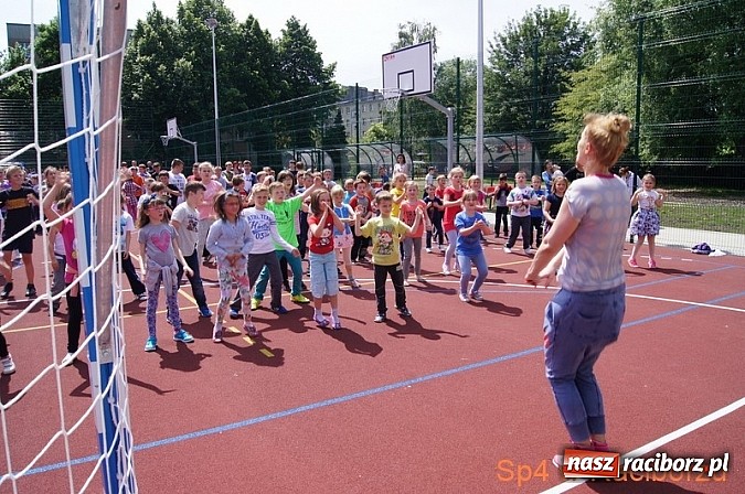 Zdjęcie w galerii na portalu naszraciborz.pl: W Szkole Podstawowej nr 4 tańczyli w rytm disco wiadomości z regionu