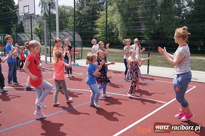 Zdjęcie w galerii na portalu naszraciborz.pl: W Szkole Podstawowej nr 4 tańczyli w rytm disco wiadomości z regionu