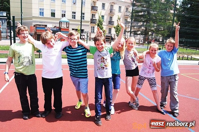 Zdjęcie w galerii na portalu naszraciborz.pl: W Szkole Podstawowej nr 4 tańczyli w rytm disco wiadomości z regionu