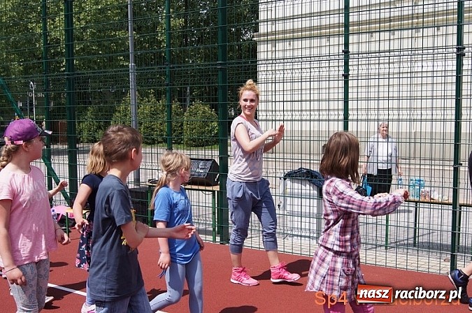 Zdjęcie w galerii na portalu naszraciborz.pl: W Szkole Podstawowej nr 4 tańczyli w rytm disco wiadomości z regionu