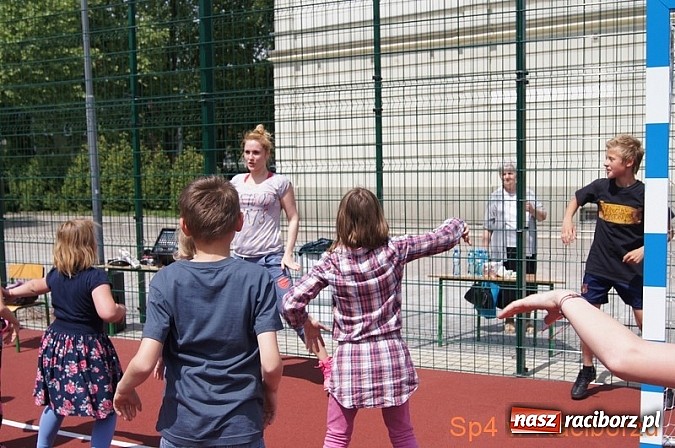 Zdjęcie w galerii na portalu naszraciborz.pl: W Szkole Podstawowej nr 4 tańczyli w rytm disco wiadomości z regionu
