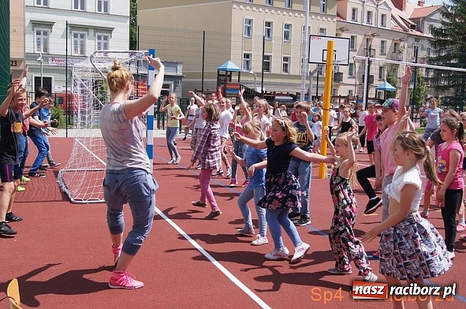 Zdjęcie w galerii na portalu naszraciborz.pl: W Szkole Podstawowej nr 4 tańczyli w rytm disco wiadomości z regionu
