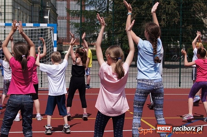 Zdjęcie w galerii na portalu naszraciborz.pl: W Szkole Podstawowej nr 4 tańczyli w rytm disco wiadomości z regionu