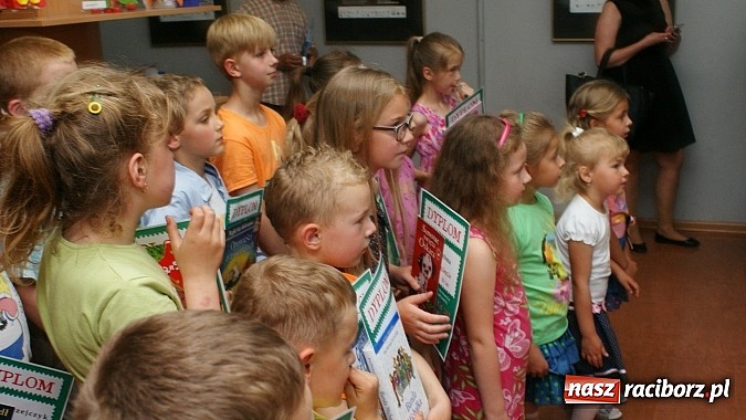 Zdjęcie w galerii na portalu naszraciborz.pl: W bibliotece nagrodzono twórców najpiękniejszych ekologicznych zabawek  wiadomości z regionu