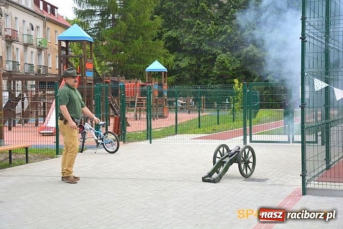 Zdjęcie w galerii na portalu naszraciborz.pl: Piknik rodzinny w SP4 wiadomości z regionu