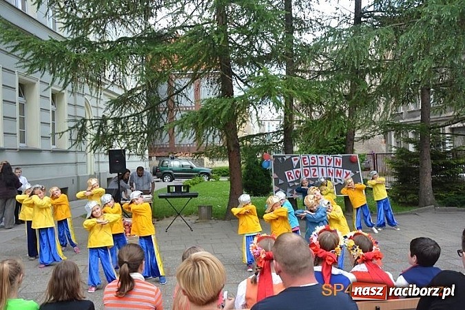 Zdjęcie w galerii na portalu naszraciborz.pl: Piknik rodzinny w SP4 wiadomości z regionu