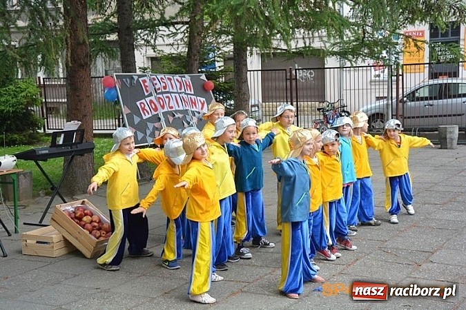 Zdjęcie w galerii na portalu naszraciborz.pl: Piknik rodzinny w SP4 wiadomości z regionu