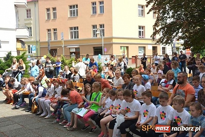 Zdjęcie w galerii na portalu naszraciborz.pl: Piknik rodzinny w SP4 wiadomości z regionu