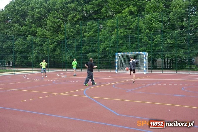 Zdjęcie w galerii na portalu naszraciborz.pl: Piknik rodzinny w SP4 wiadomości z regionu