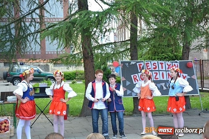 Zdjęcie w galerii na portalu naszraciborz.pl: Piknik rodzinny w SP4 wiadomości z regionu