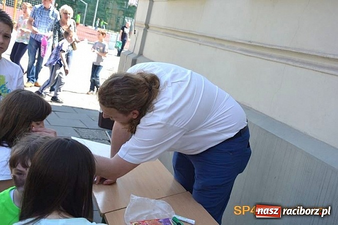 Zdjęcie w galerii na portalu naszraciborz.pl: Piknik rodzinny w SP4 wiadomości z regionu