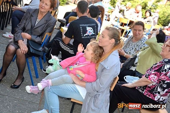 Zdjęcie w galerii na portalu naszraciborz.pl: Piknik rodzinny w SP4 wiadomości z regionu