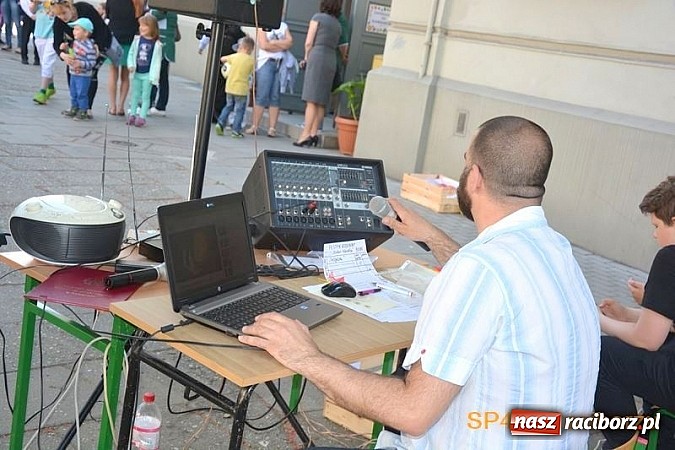 Zdjęcie w galerii na portalu naszraciborz.pl: Piknik rodzinny w SP4 wiadomości z regionu