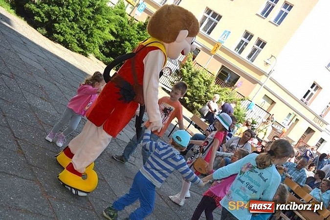 Zdjęcie w galerii na portalu naszraciborz.pl: Piknik rodzinny w SP4 wiadomości z regionu