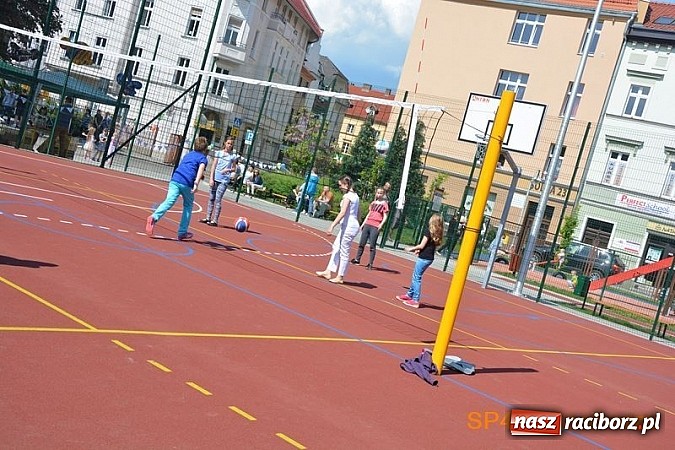 Zdjęcie w galerii na portalu naszraciborz.pl: Piknik rodzinny w SP4 wiadomości z regionu