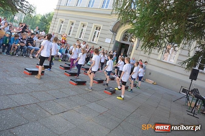 Zdjęcie w galerii na portalu naszraciborz.pl: Piknik rodzinny w SP4 wiadomości z regionu