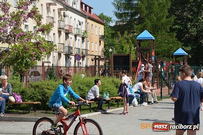 Zdjęcie w galerii na portalu naszraciborz.pl: Piknik rodzinny w SP4 wiadomości z regionu