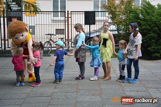 Zdjęcie w galerii na portalu naszraciborz.pl: Piknik rodzinny w SP4 wiadomości z regionu