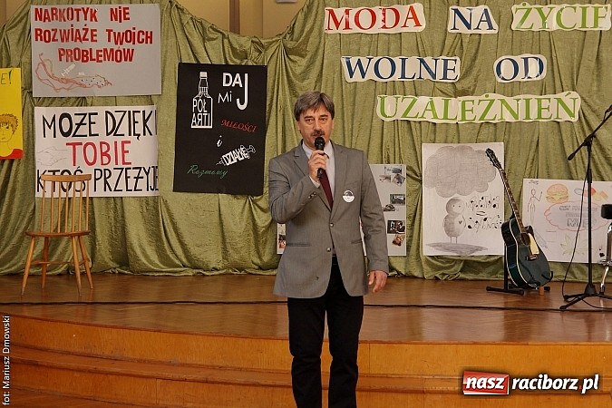 Zdjęcie w galerii na portalu naszraciborz.pl: Młodzież ZSE spotkała się z wokalistą Oddziału Zamkniętego  wiadomości z regionu