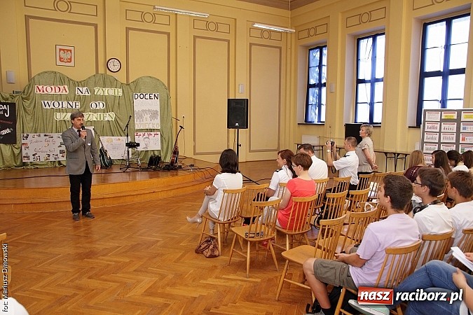 Zdjęcie w galerii na portalu naszraciborz.pl: Młodzież ZSE spotkała się z wokalistą Oddziału Zamkniętego  wiadomości z regionu