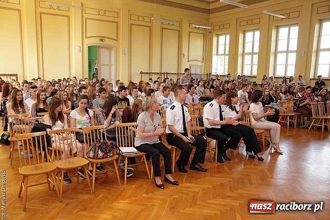 Zdjęcie w galerii na portalu naszraciborz.pl: Młodzież ZSE spotkała się z wokalistą Oddziału Zamkniętego  wiadomości z regionu