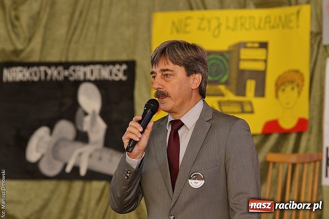 Zdjęcie w galerii na portalu naszraciborz.pl: Młodzież ZSE spotkała się z wokalistą Oddziału Zamkniętego  wiadomości z regionu