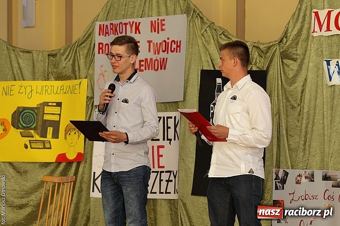 Zdjęcie w galerii na portalu naszraciborz.pl: Młodzież ZSE spotkała się z wokalistą Oddziału Zamkniętego  wiadomości z regionu