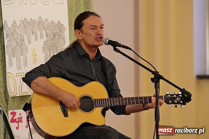 Zdjęcie w galerii na portalu naszraciborz.pl: Młodzież ZSE spotkała się z wokalistą Oddziału Zamkniętego  wiadomości z regionu